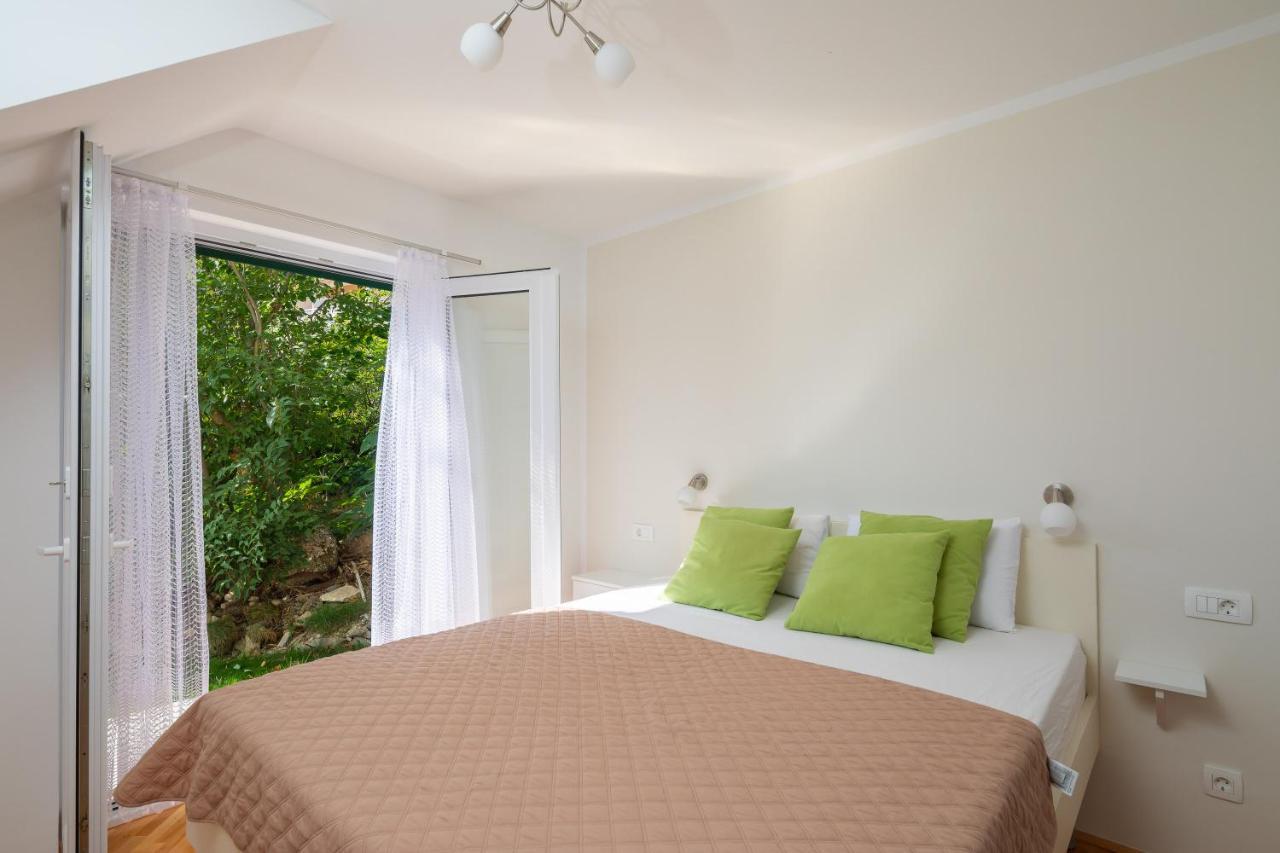 Leoma With Heated Pool Villa *